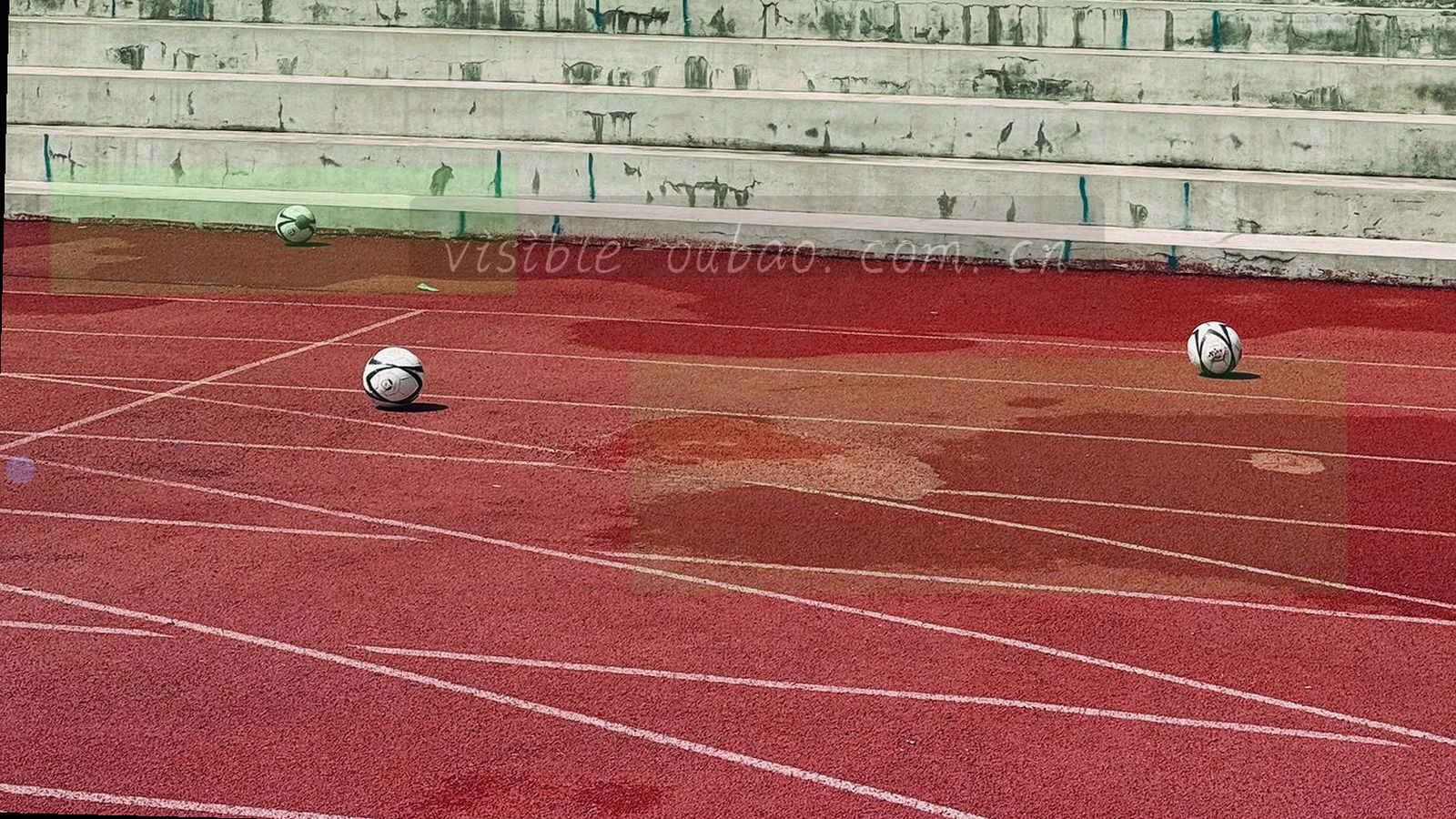 河北某体育场看台与跑道俯拍，画面干净无明显广告牌。